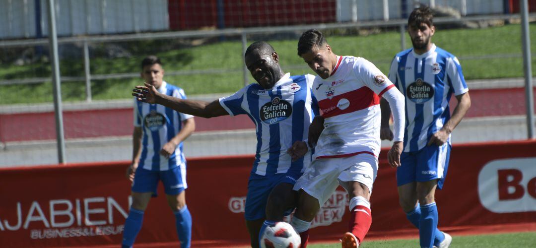 Los jugadores de ambos equipos lucha por el balón 