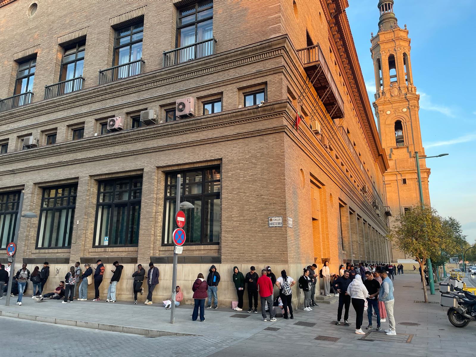La fila casi rodea por completo el edificio del Consistorio