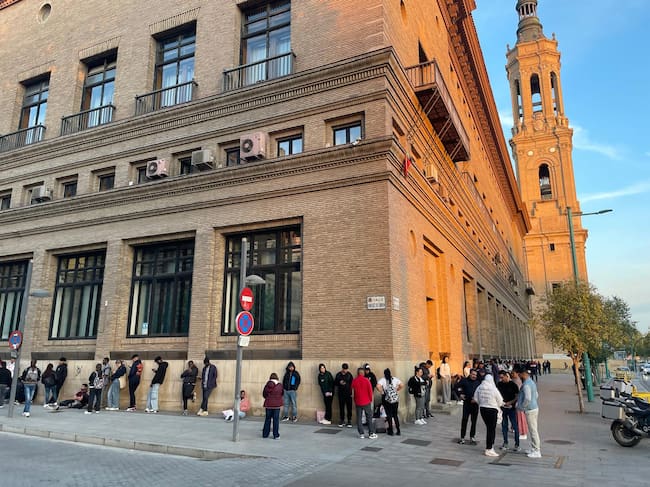 La fila casi rodea por completo el edificio del Consistorio