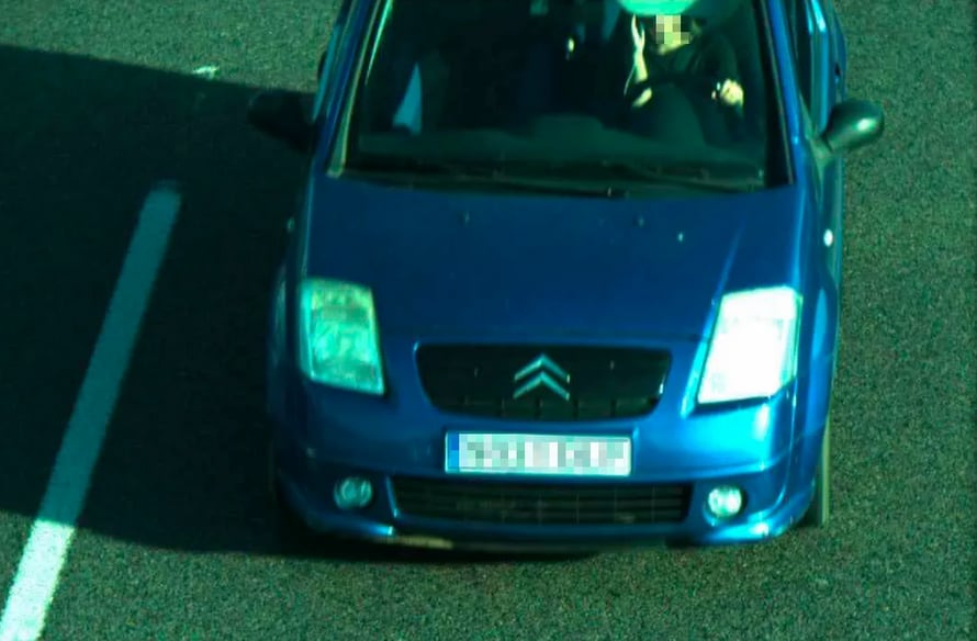 Captura d'un vehicle amb la conductora parlant pel mòbil