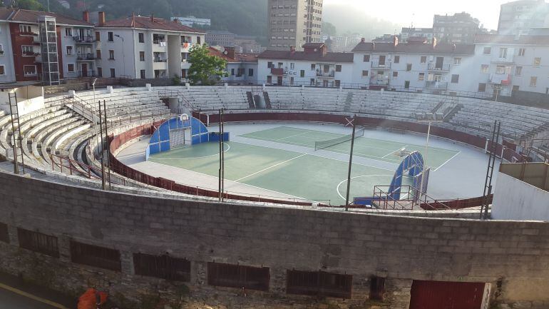 La plaza de toros de Eibar acoge actualmente dos canchas deportivas