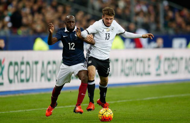 Lassana Diarra pugna un balón con Thomas Müller en Saint-Denis