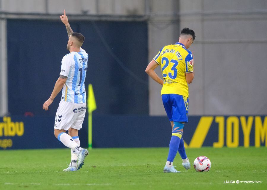 Dioni Villalba celebra su gol al Cádiz con la grada donde estaban los malaguistas