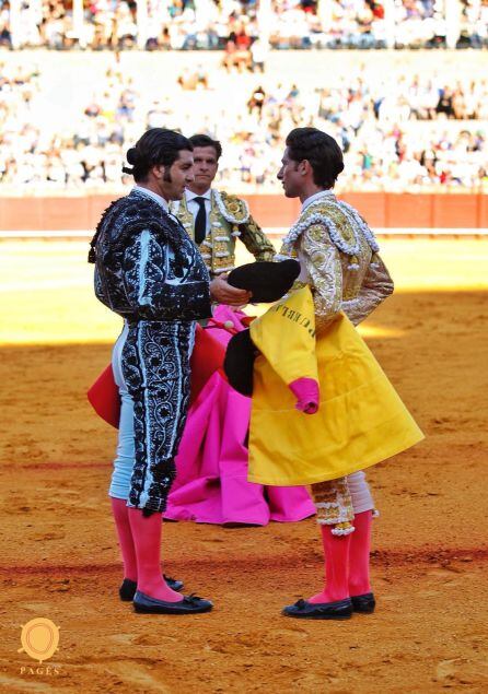 Morante de la Puebla en el momento de dar la alternativa a Ángel Jiménez