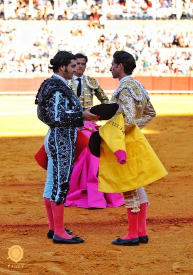 Morante de la Puebla en el momento de dar la alternativa a Ángel Jiménez