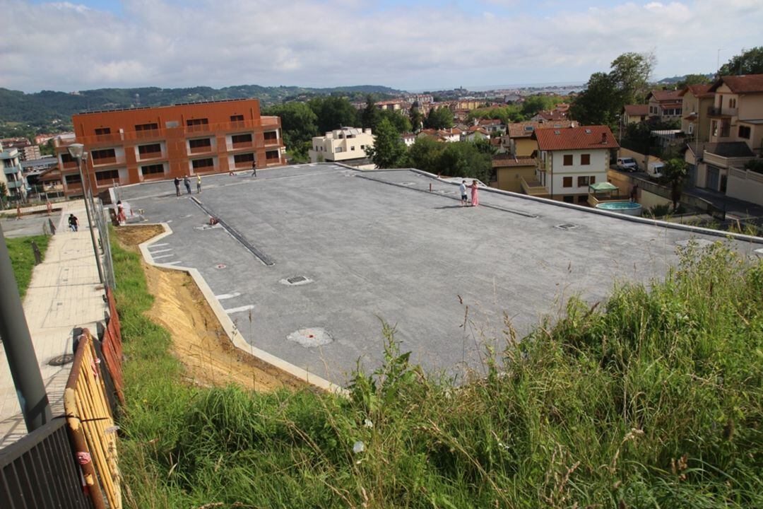Avanzan las obras para la ceación de una zona polivalente en el barrio con canastas, portería, mesa ping pong y un área para la calistenia