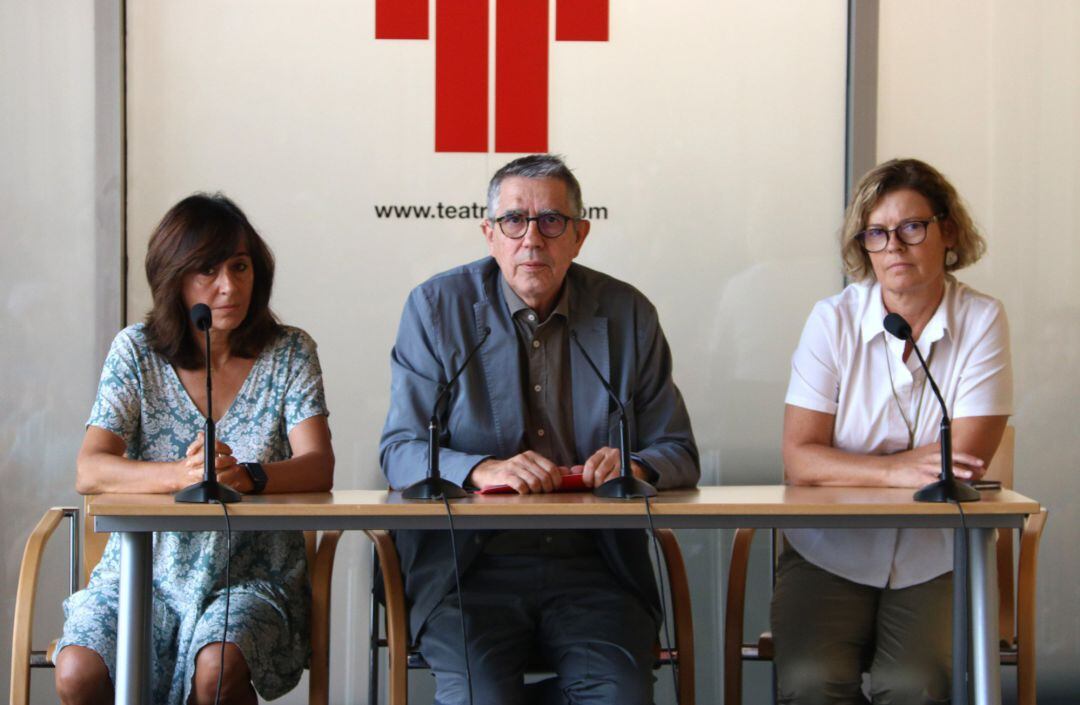 Ramon Gomis, president del patronat del Teatre Lliure, amb Aurora Rosales i Clara Rodriguez.