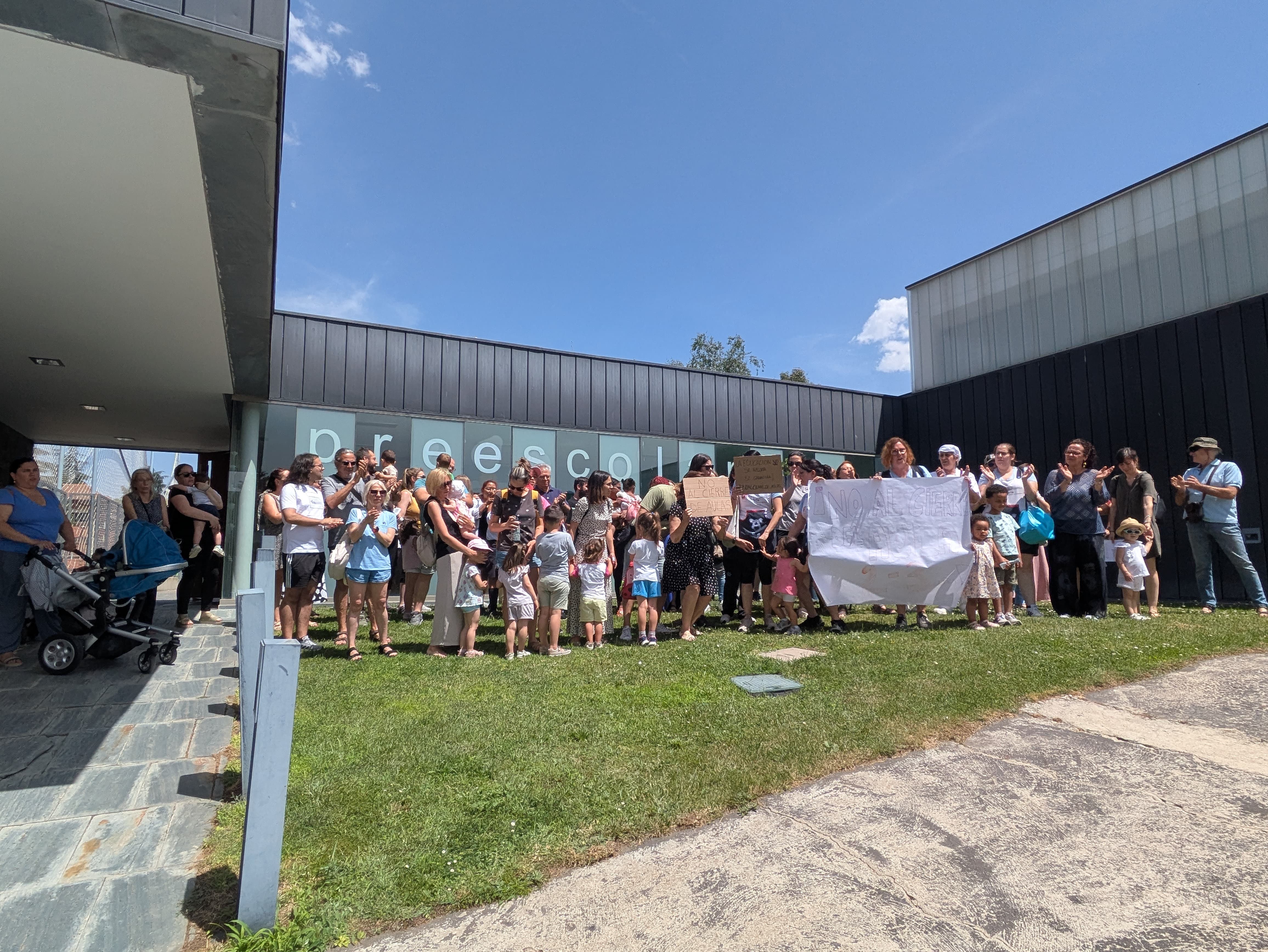Protesta cierre aulas CEIP Piedra Machucana./Ser Ávila