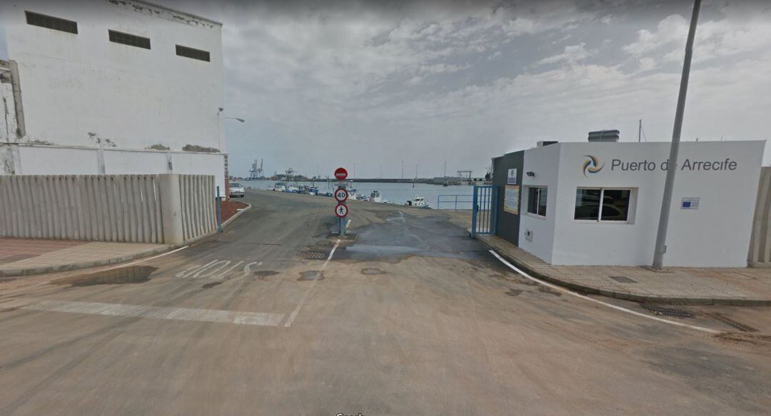 Acceso al muelle pesquero de Puerto Naos en Arrecife.