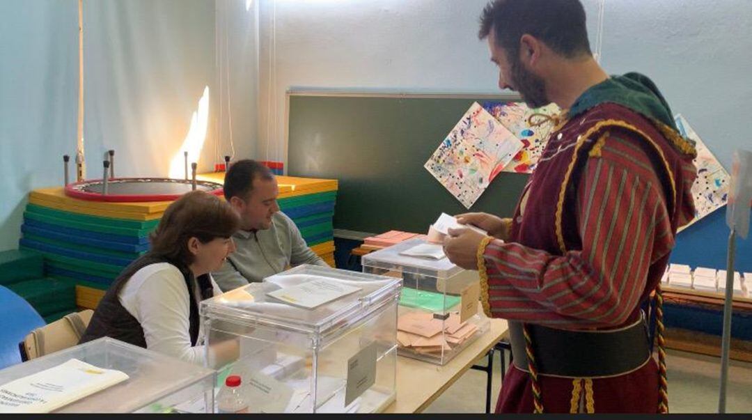 Festero votando en Sant Vicent del Raspeig