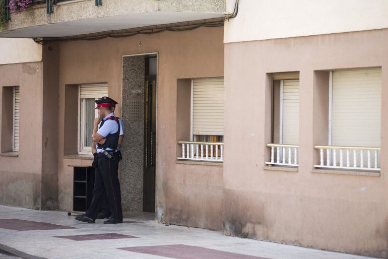 Els Mossos d'Esquadra custodiaven el portal on aquest nit ha mort un noi de 20 anys ferit per una catana. Els fets han passat a Malgrat de Mar, El Maresme