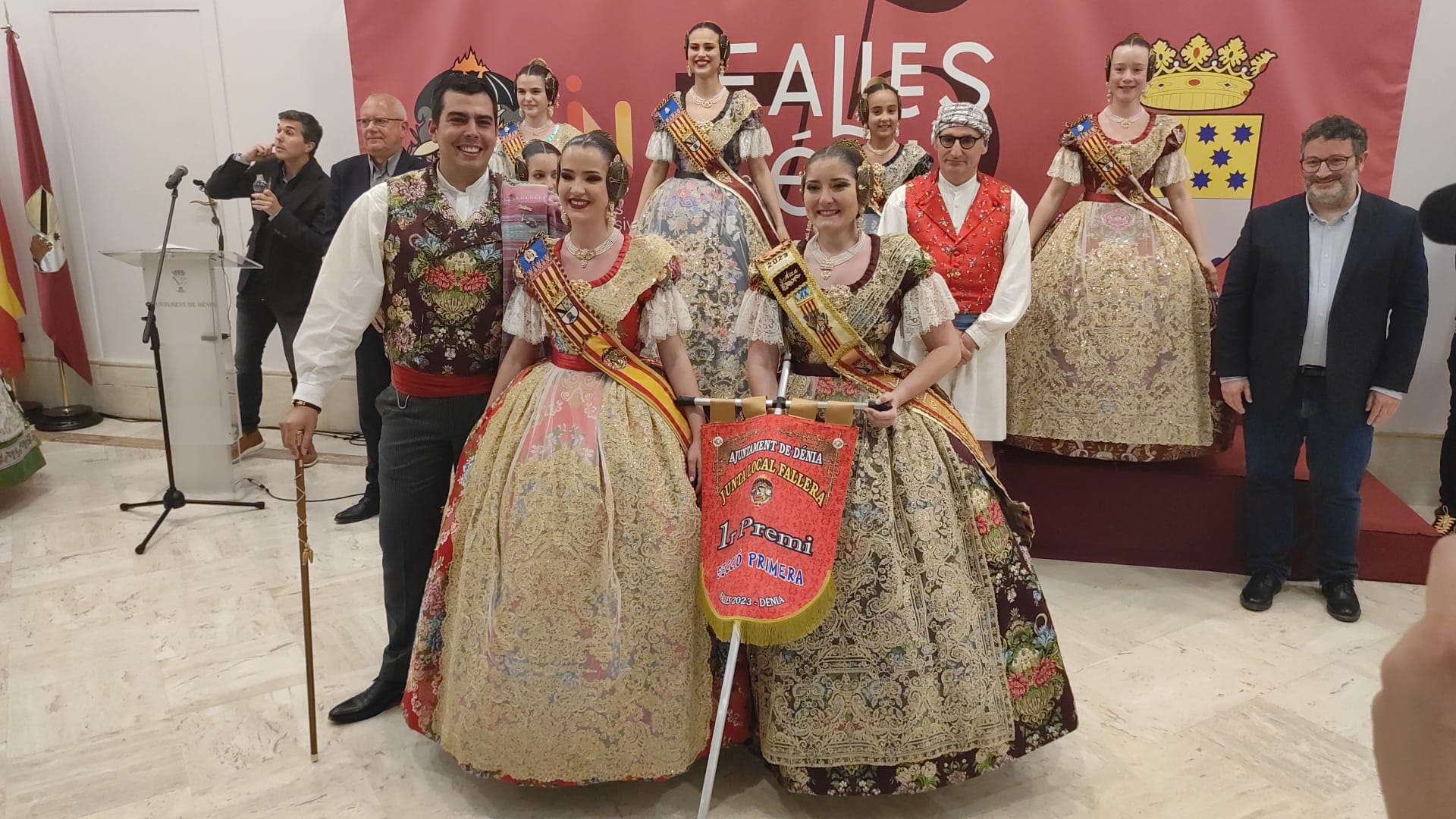 El presidente y la Fallera Mayor de Darrere del Castell con el banderín de primer premio de Sección Primera.