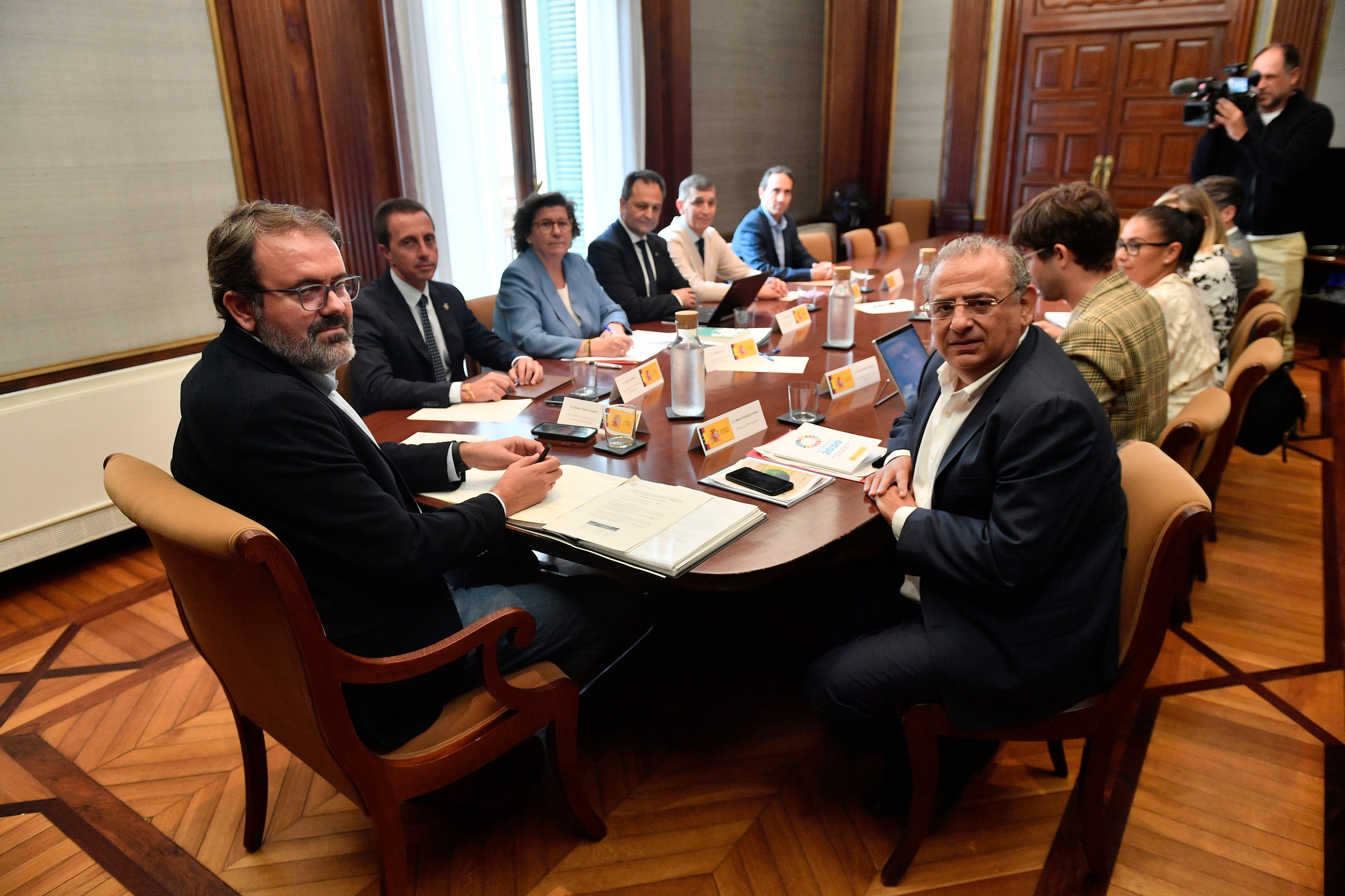 PALMA DE MALLORCA, 18/09/2024.- El secretario de Estado de Juventud e Infancia Rubén Pérez (i) junto al delegado de Gobierno Alfonso Rodríguez (d) se reúne con responsables del Govern balear y de los consells insulares para abordar la acogida de menores. EFE/MIQUEL A. BORRÀS
