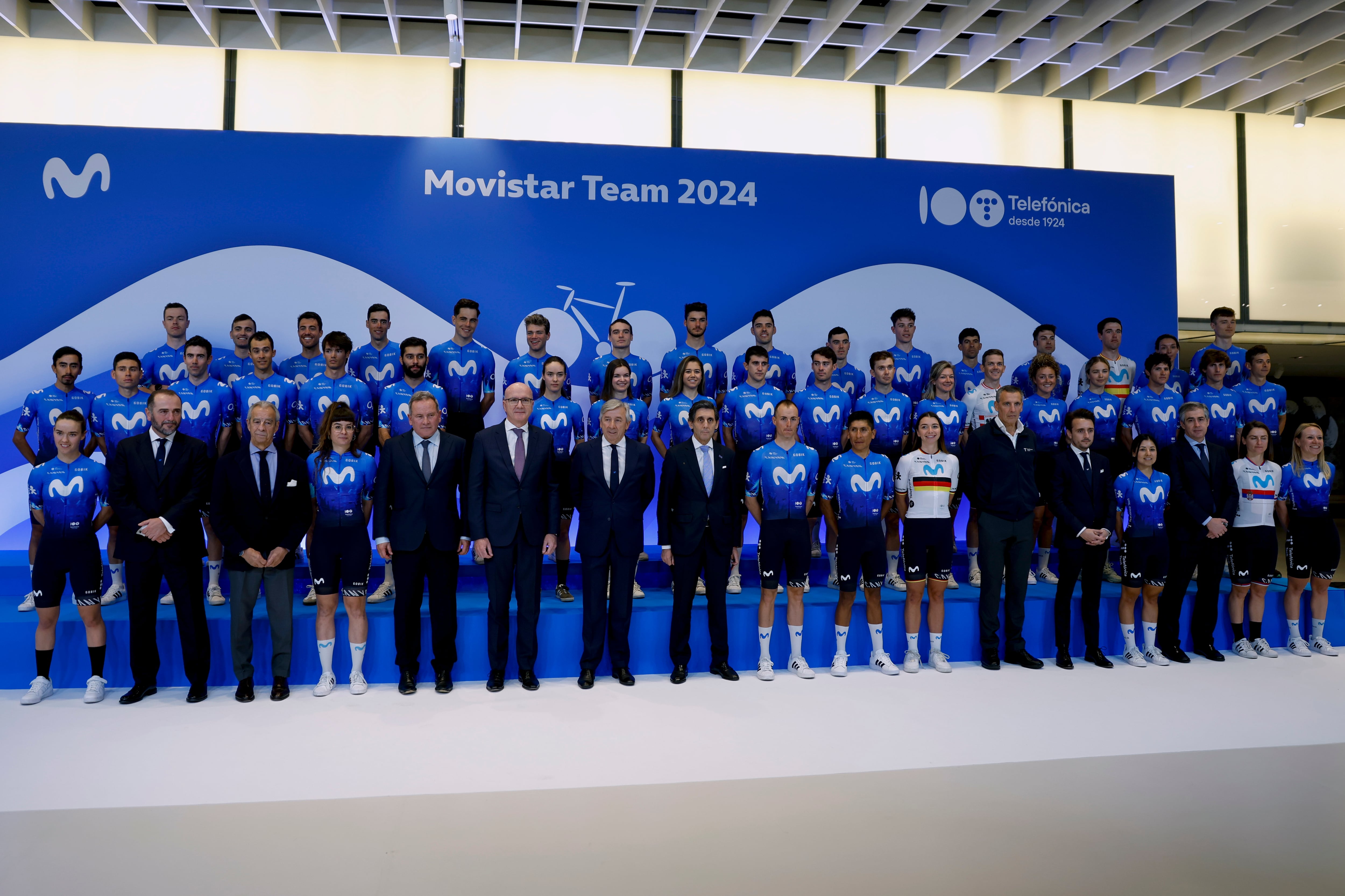 MADRID, 21/12/2023.- El CEO de Telefónica José María Álvarez-Pallete (c) posa para la foto de familia durante la presentación del equipo Movistar en Madrid, este jueves. EFE/ Mariscal
