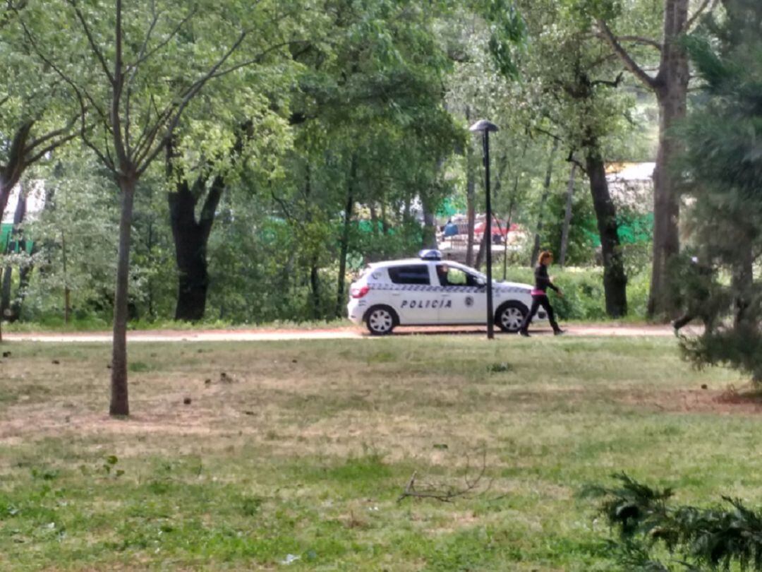 Policia por el parque de la Isla advirtiendo a los peatones de su cierre