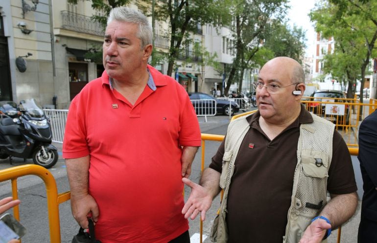 El presidente y el vicepresidente de la Asociación de Víctimas de la Talidomida en España (Avite), José Riquelme (d) y Rafael Basterrechea.