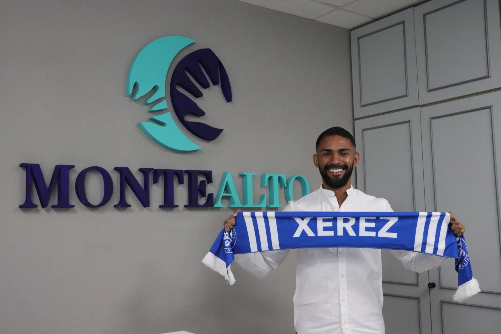 Joao Paulo posando con la bufanda del Xerez DFC