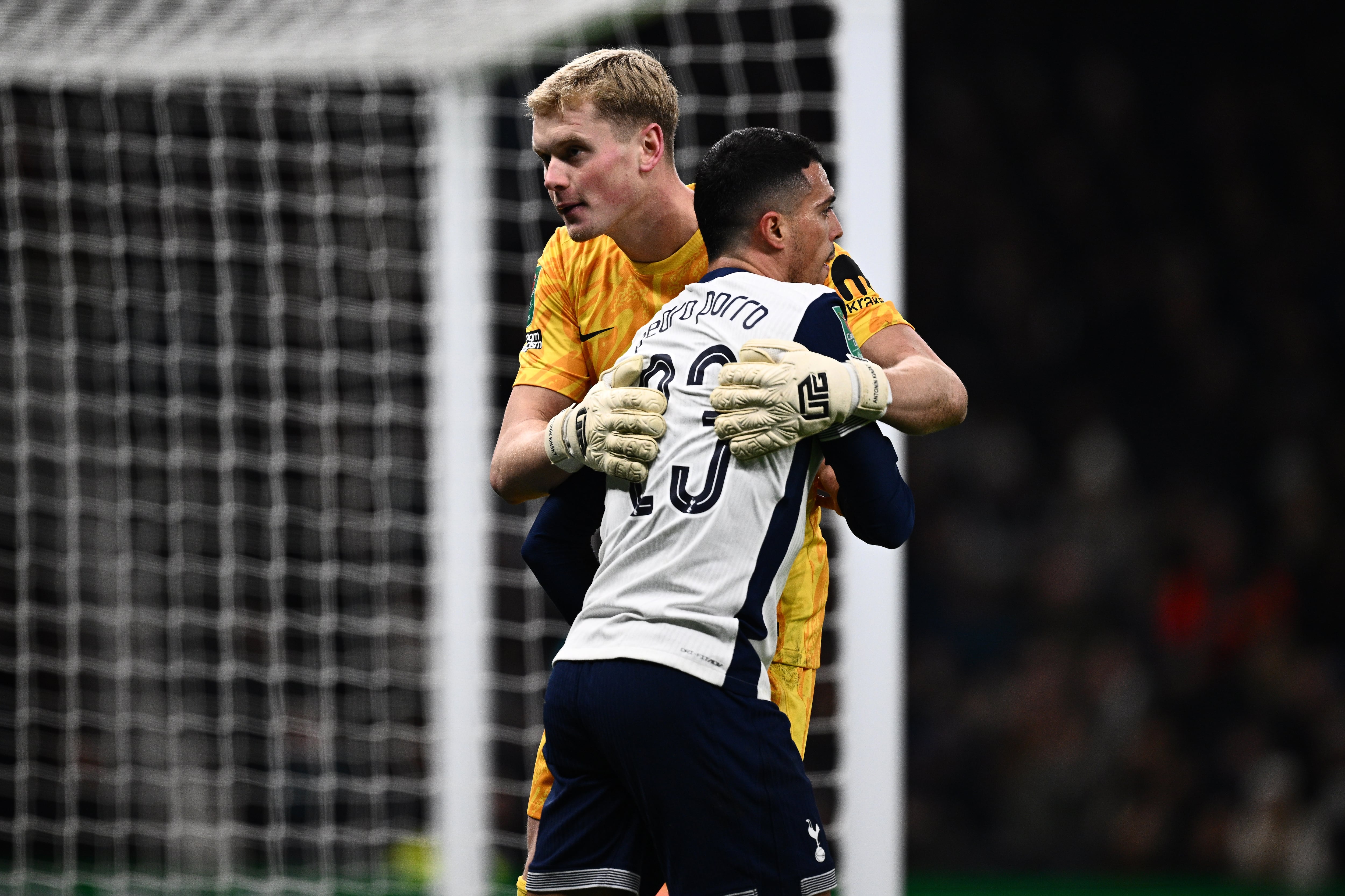 Antonin Kinsky y Pedro Porro se saludan durante un partido con el Tottenham