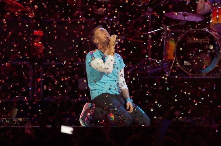 Chris Martin de Coldplay cantando en los BRIt Awards