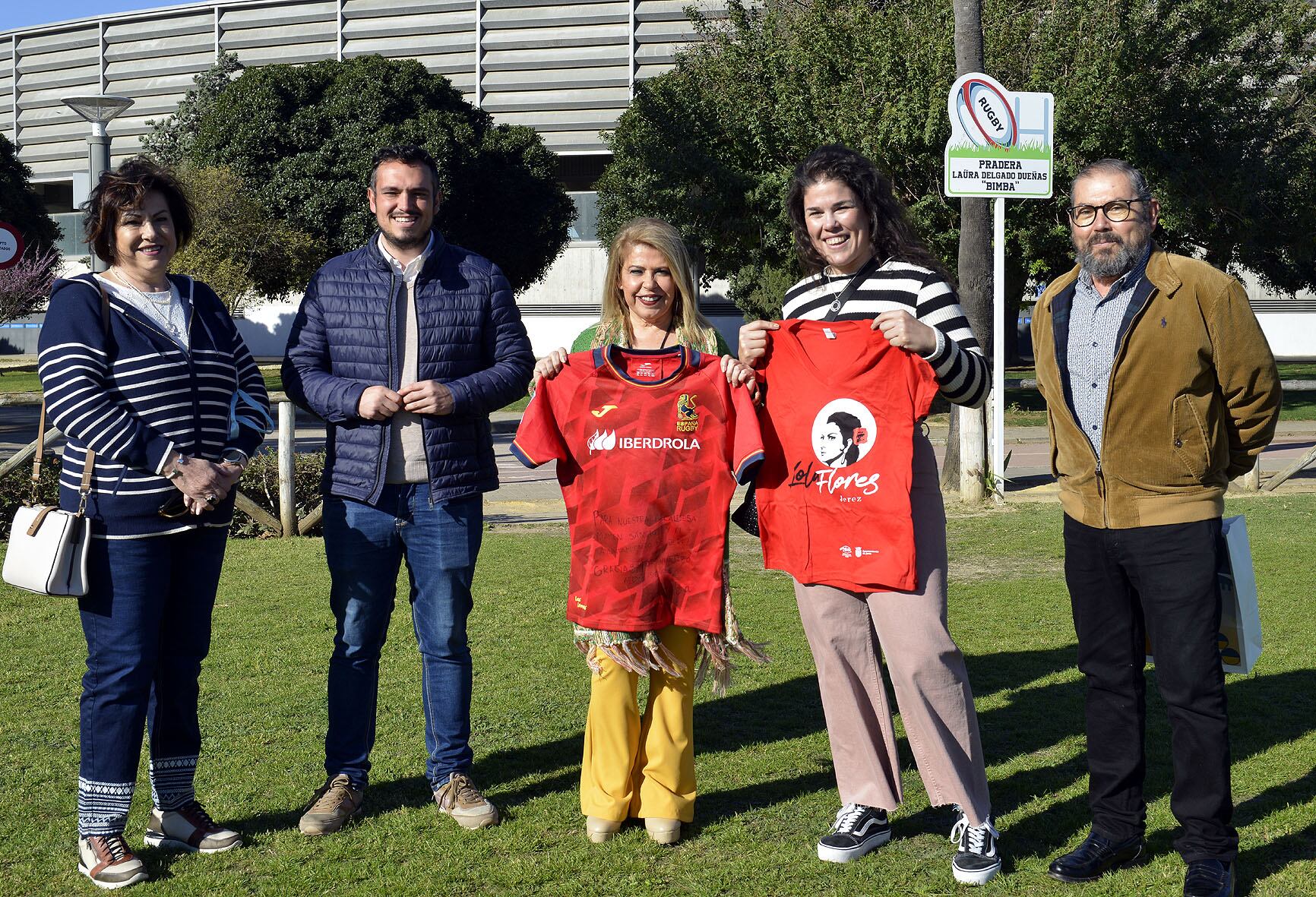 Laura Delgado con la camiseta de Lola Flores que le ha entregado la alcaldesa