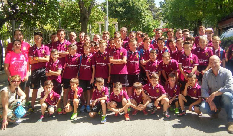 Los niños y niñas de la Escuela Municipal de Fútbol, camino de su participacion en la Boni Cup en Marbella