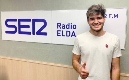 Chico Malo en una foto de estudio de Radio Elda SER