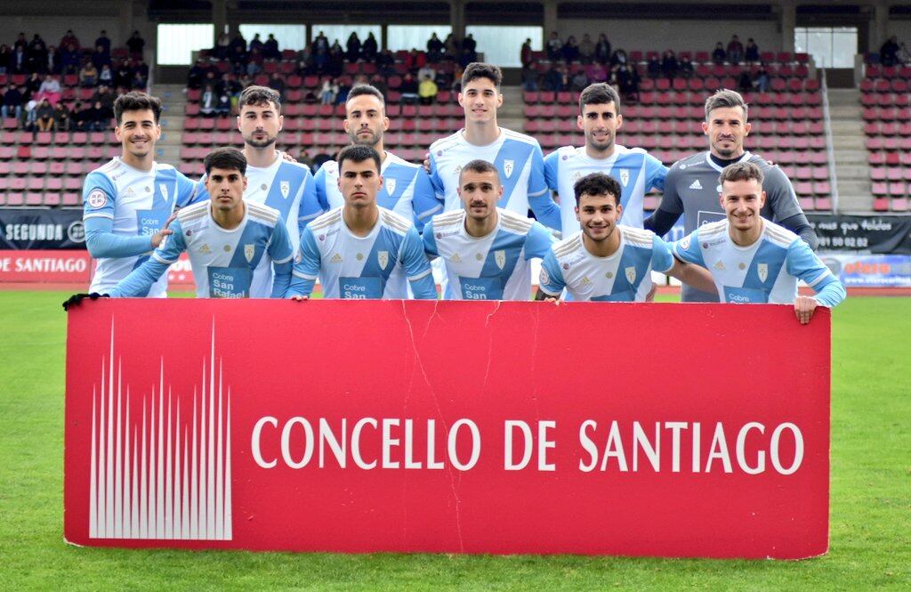 El once del Compos ante el Rayo Cantabria estuvo condicionado por bajas de última hora como la de Antas