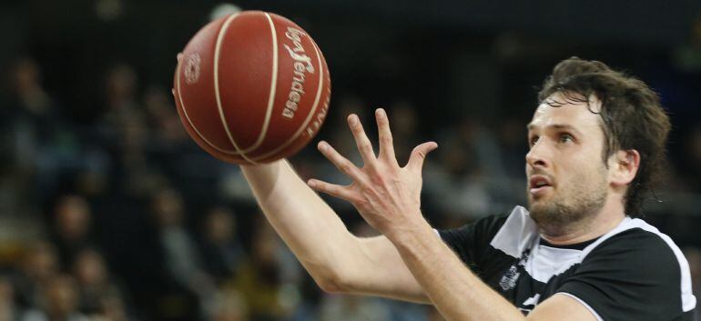 El base del Dominion Bilbao Basket, Raúl López, realiza una bandeja en el partido frente al Baloncesto Sevilla correspondiente a la vigésimo octava jornada de la Liga Endesa