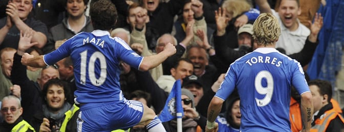 El español Juan Mata celebra con su compañero Fernando Torres del Chelsea tras marcar un gol al Wigan durante el partido de Premier League disputado en el estadio Stamford Bridge de Londres, Inglaterra, el sábado, 7 de abril de 2012