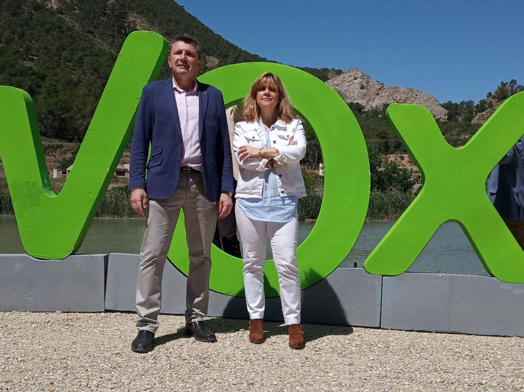 El candidato a la presidencia de la CARM, Pascual Salvador, junto a Inmaculada Ortega, candidata a la Alcaldía de Murcia