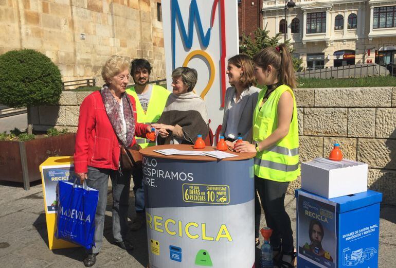 La concejala de Medio Ambiente y la portavoz de Ecoembes visitan el punto de información sobre reciclaje ubicado en la Plaza de San Marcelo