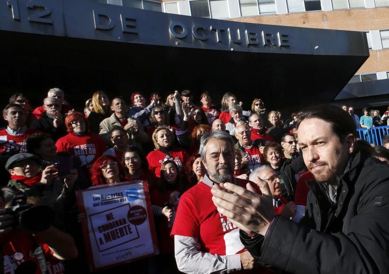 El líder de Podemos, Pablo Iglesias, durante la visita que realizó el pasado día 5 a los afectados por hepatitis C en