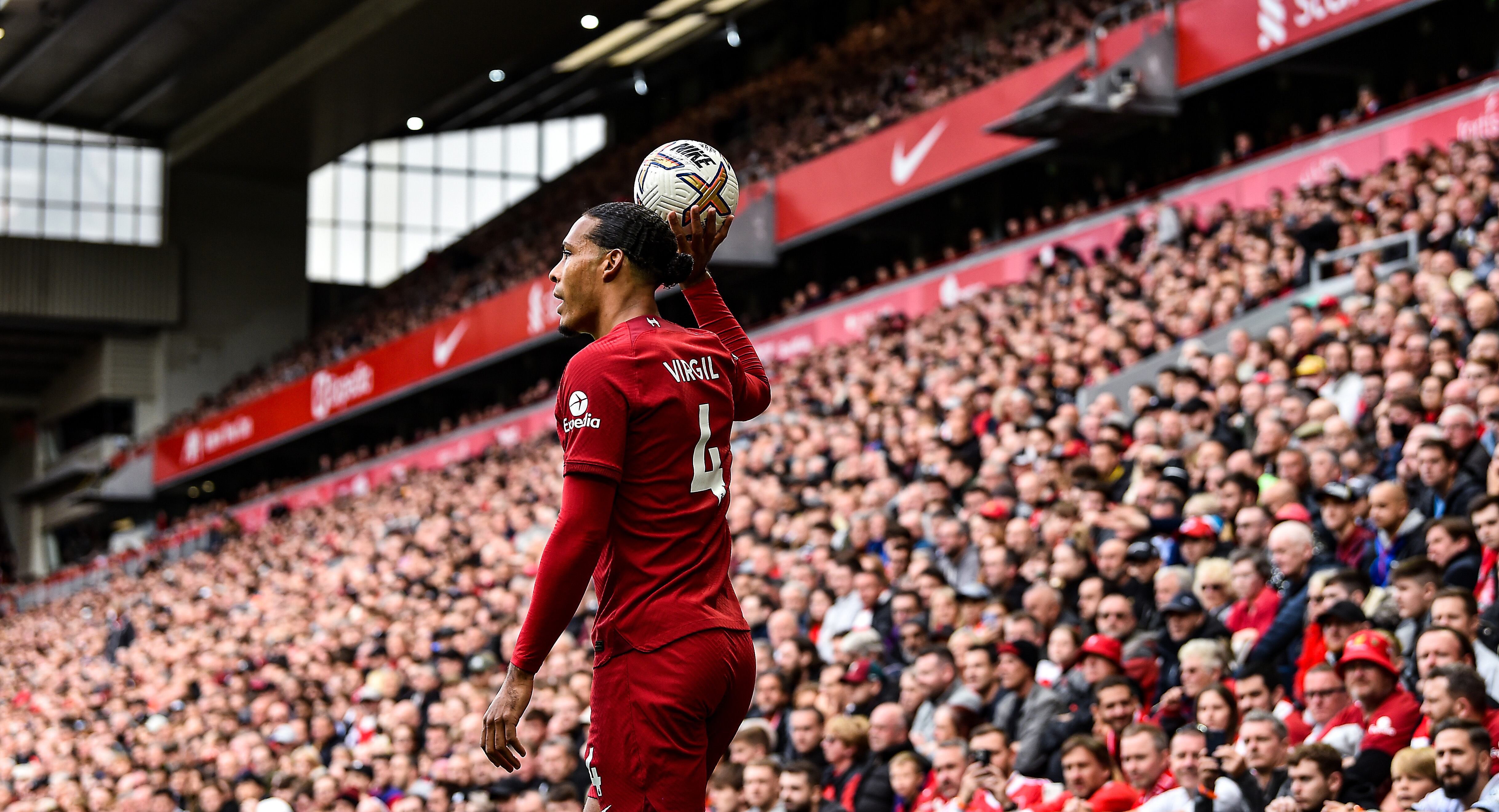 Virgil Van Dijk en un partido con el Liverpool esta temporada en Anfield