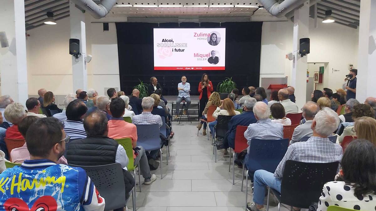 Manolo Gomicia explica en la sala Àgora su proyecto para optar a la secretaría general del PSPV-PSOE d'Alcoi