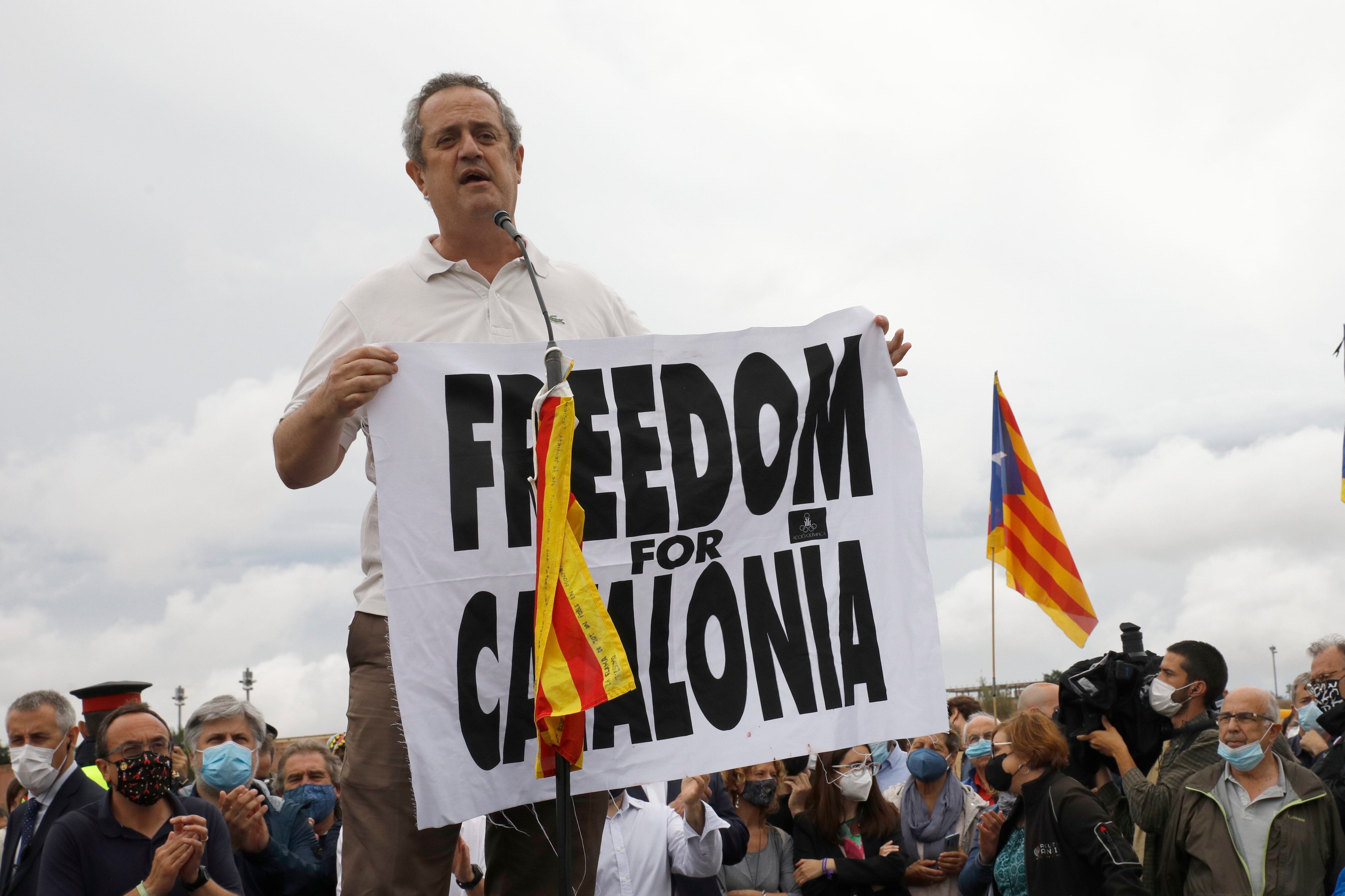 Joaquim Forn sostiene una pancarta donde se puede leer "Freedom for Catalonia" (Libertad para Catalunya)