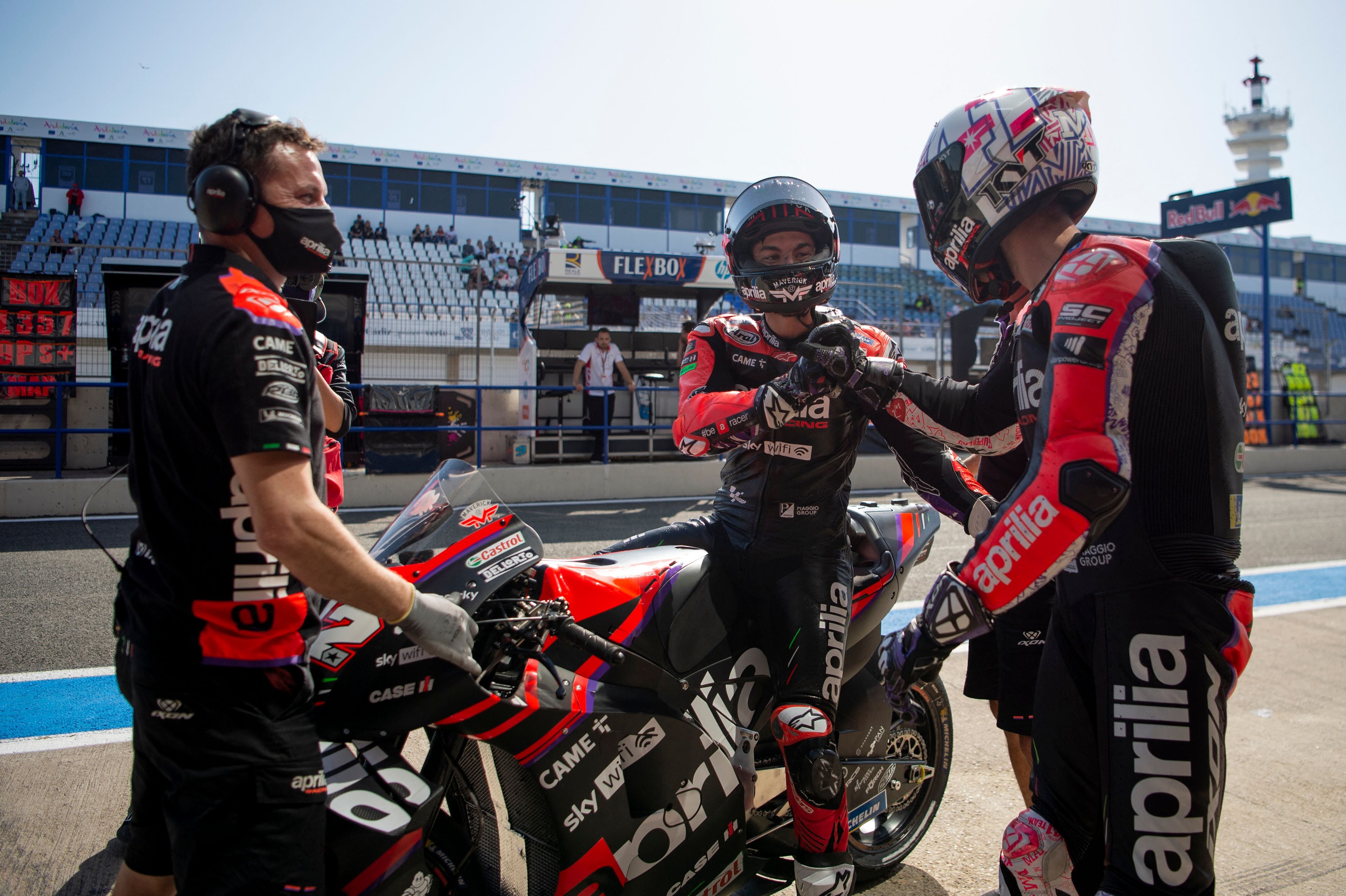 Aleix Espargaró y Maverick Viñales se saludan