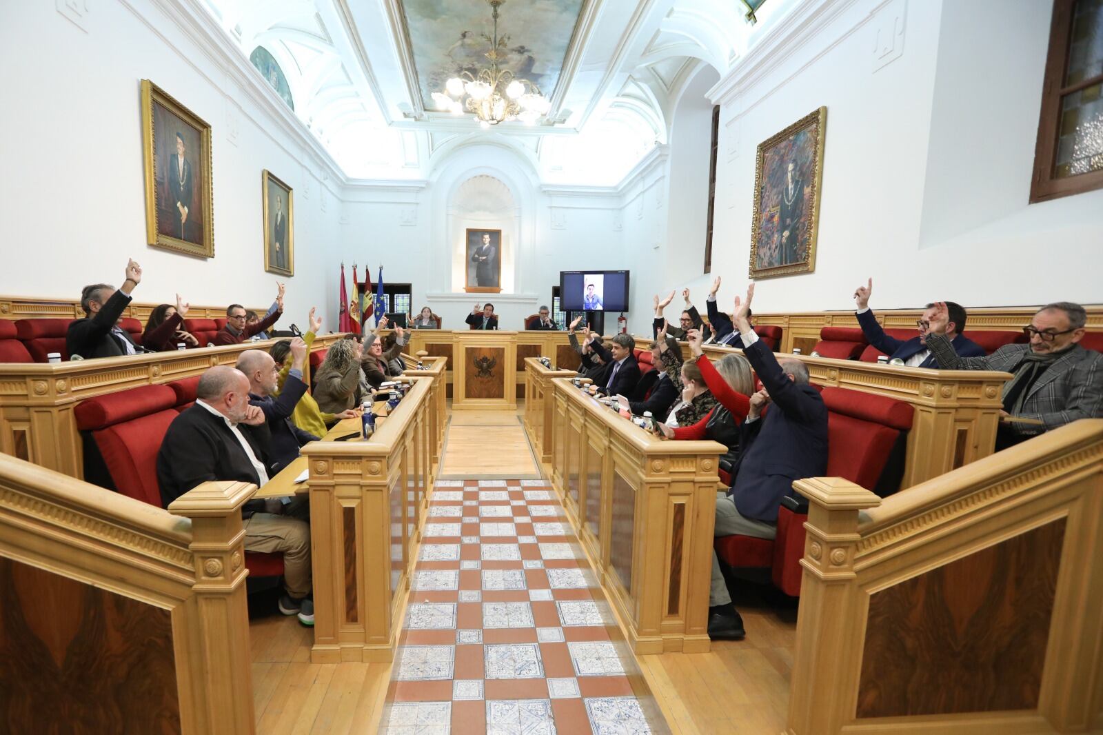 Pleno del Ayuntamiento de Toledo en el que se han aprobado los honores y distinciones por el Día de San Ildefonso