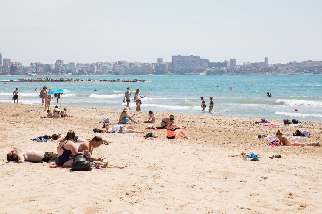 Bañistas en la Playa del Postiguet durante el primer día de la Fase 2, 
