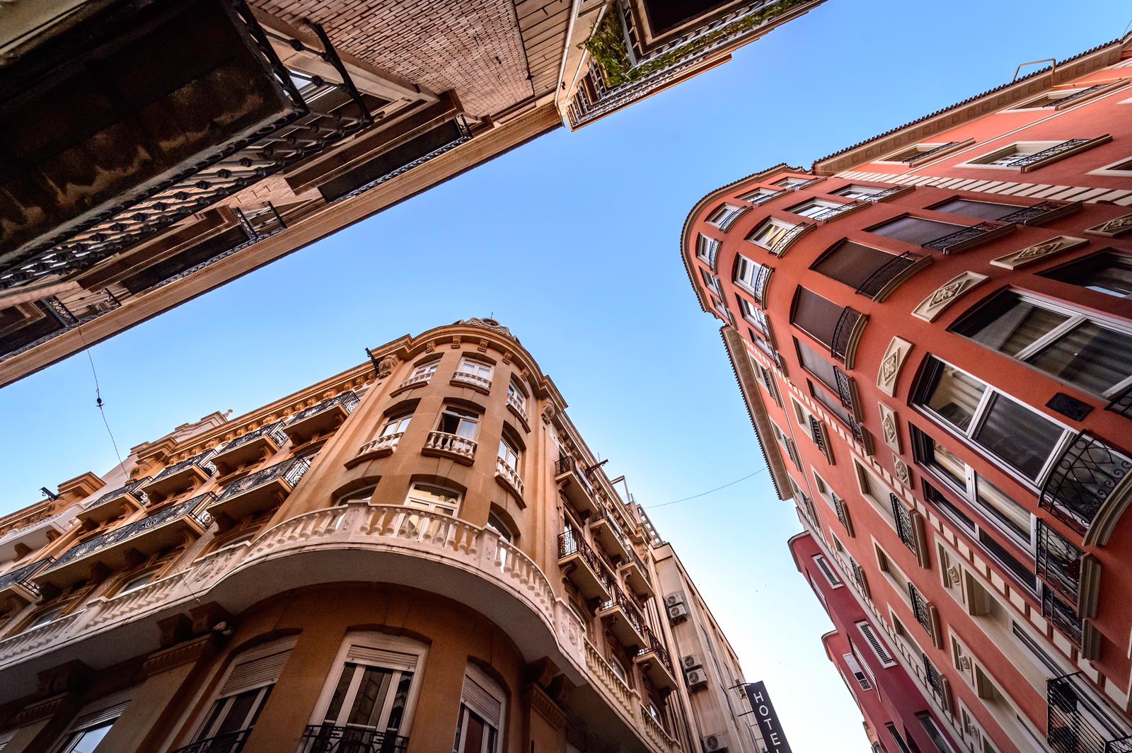 Confluencia de edificios que enmarcan la entrada a la histórica Calle Radio Murcia. Imagen perteneciente al proyecto 'Miradas desde abajo'. Pepe Jara.