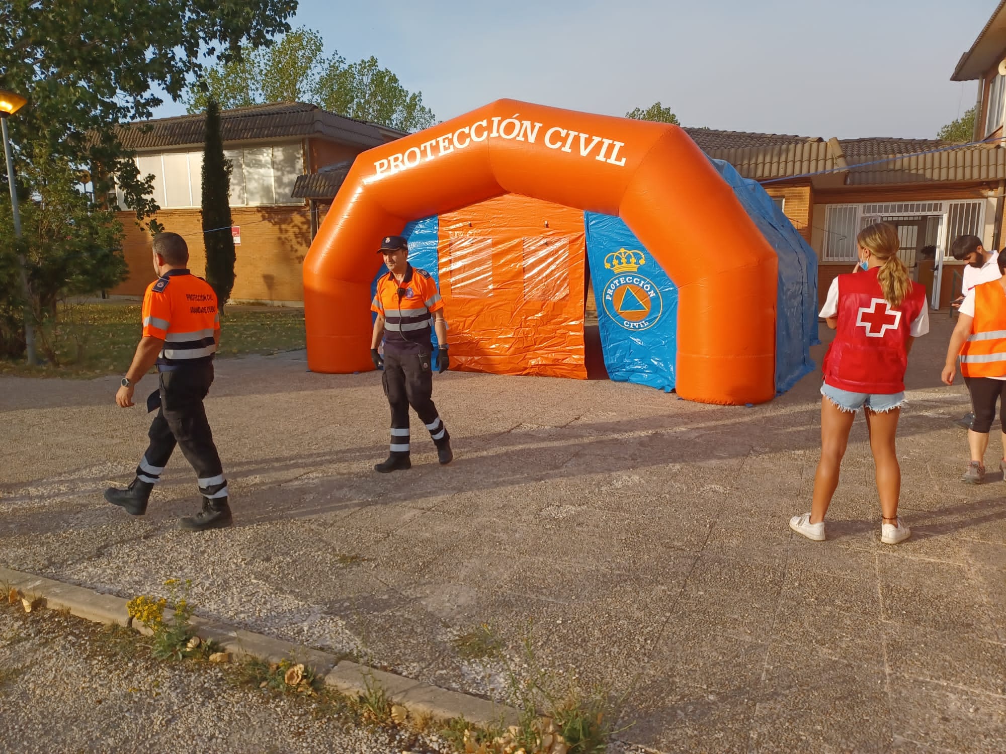 Voluntarios de Protección Civil de Aranda se han desplazado a Salas de los Infantes para ayudar a los vecinos realojados de las poblaciones afectadas por el incendio de Quintanilla del Coco y sus inmediaciones