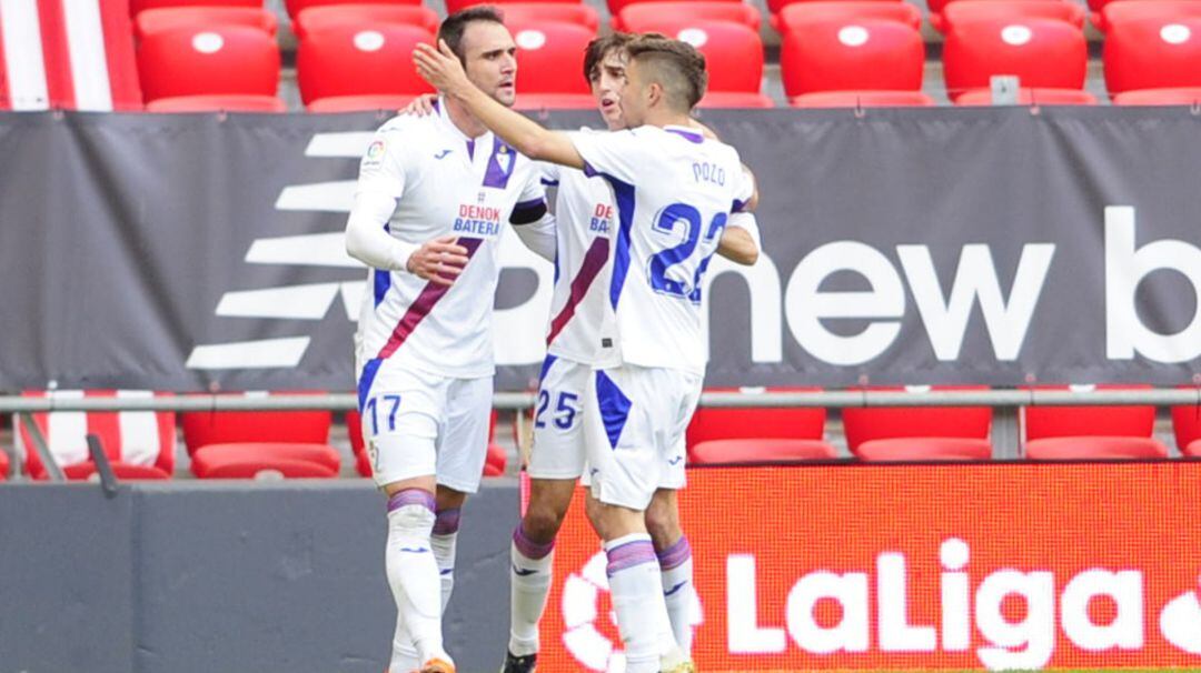 Kike, Pozo y Bryan celebran el 1-1 en San Mamés. | Foto SD Eibar 