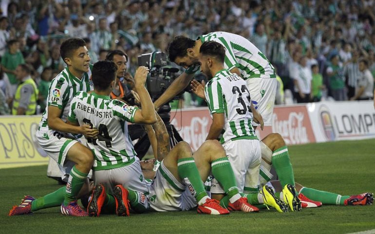 Los jugadores del Betis celebran el ascenso a Primera División