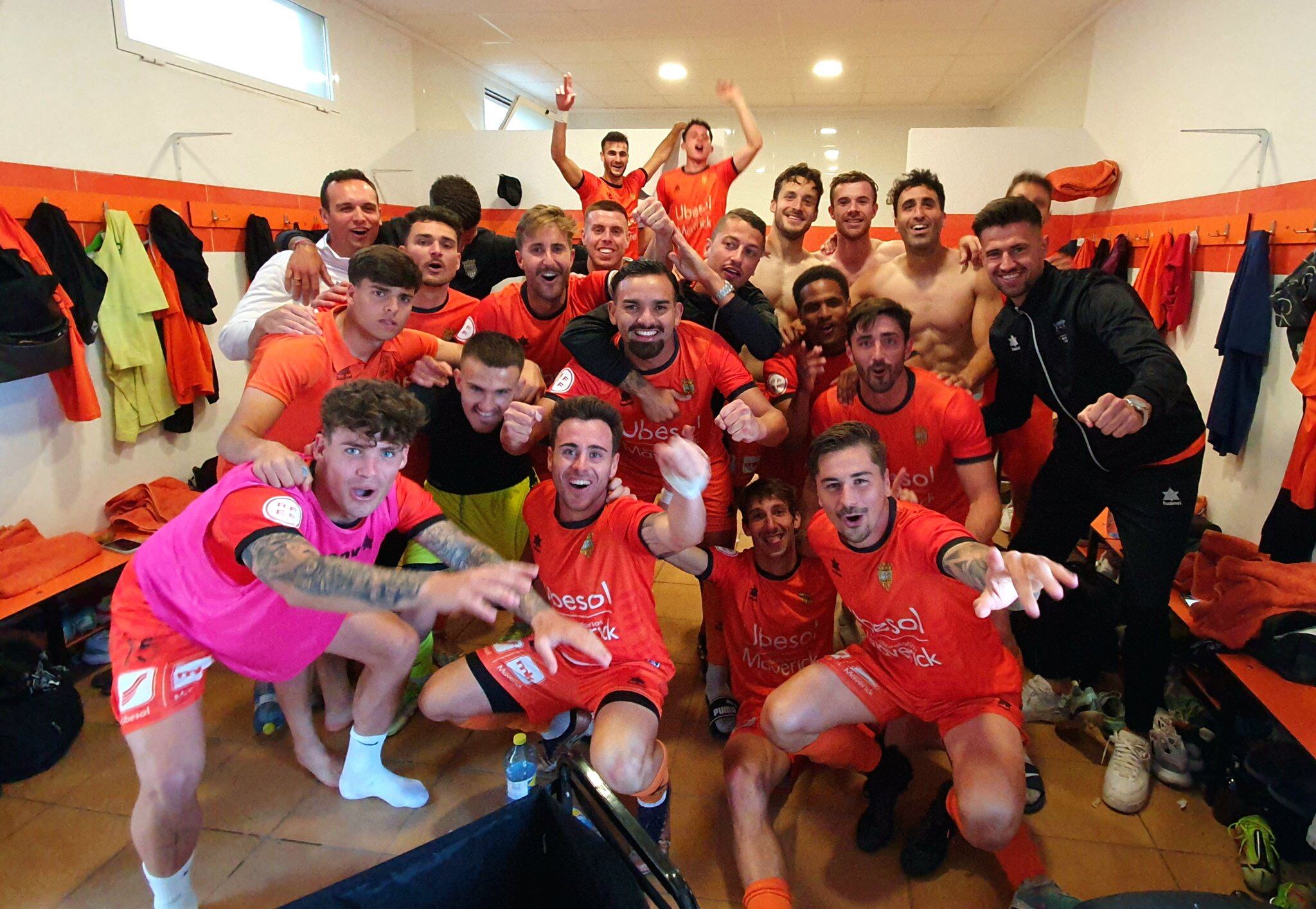 Els jugadors de l&#039;Atzeneta UE celebren l&#039;última victòria aconseguida