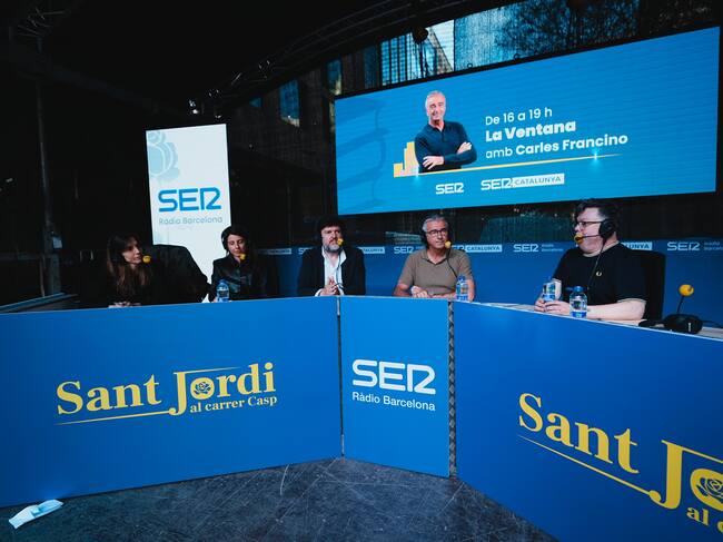 Carles Francino al capdavant de La Ventana especial Sant Jordi des del carrer Casp
