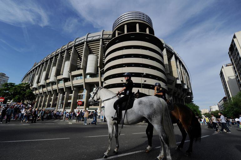 Varios policías a caballo, en las inmediaciones del Bernabéu