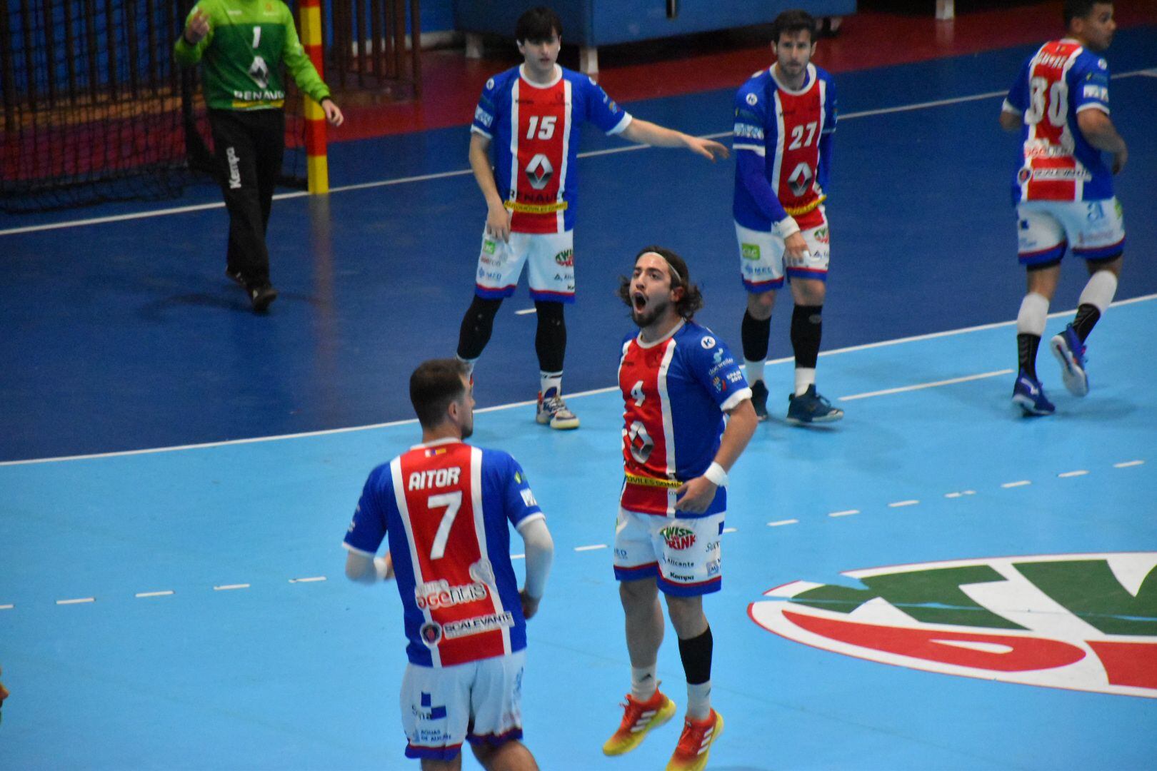 Los jugadores de la Fundación Agustinos celebran la clasificación para la fase de ascenso