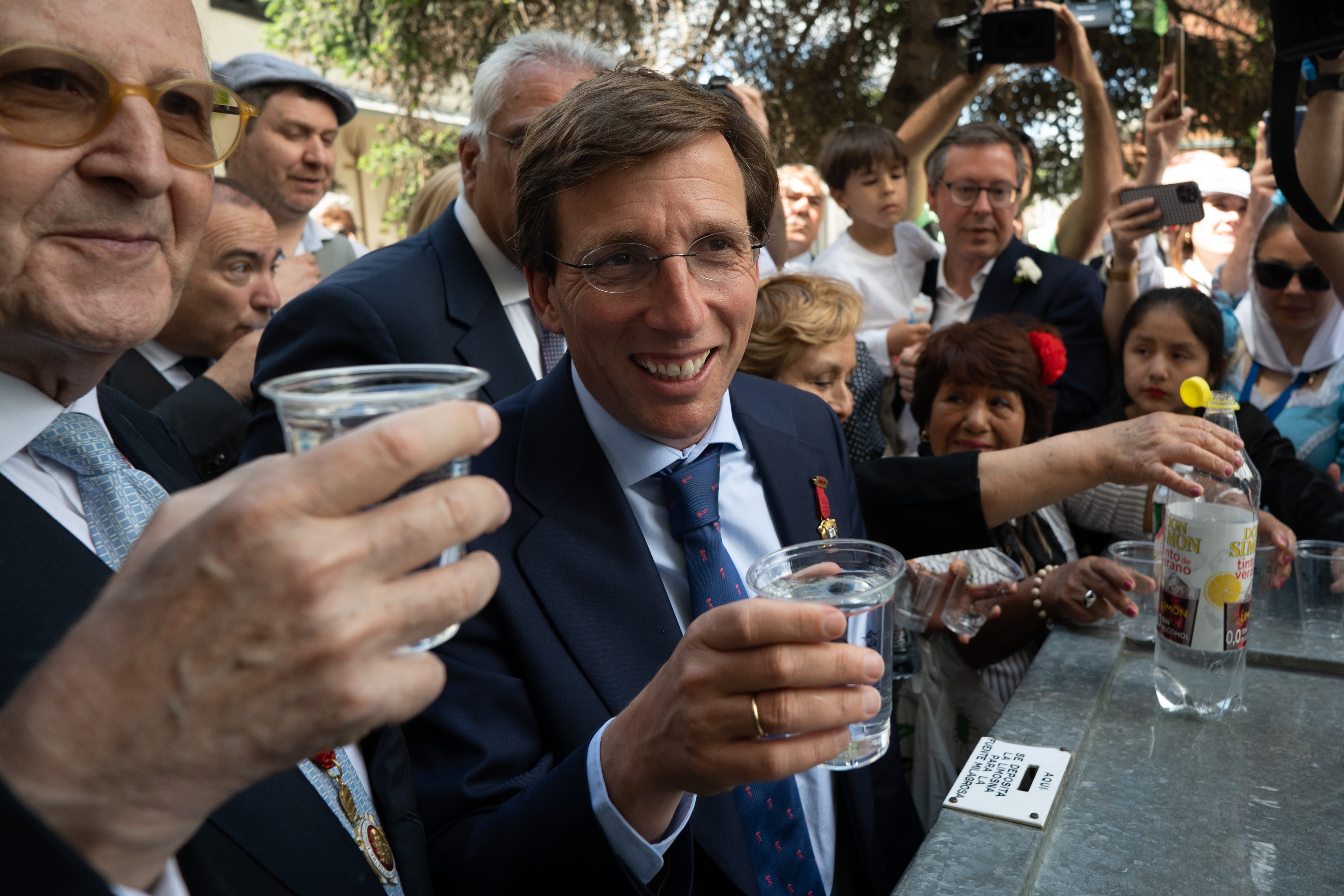 El alcalde de Madrid, José Luis Martínez Almeida, visita este miércoles la Pradera de San Isidro, con motivo de la celebración de San Isidro Labrador, patrón de Madrid. EFE/ Fernando Villar