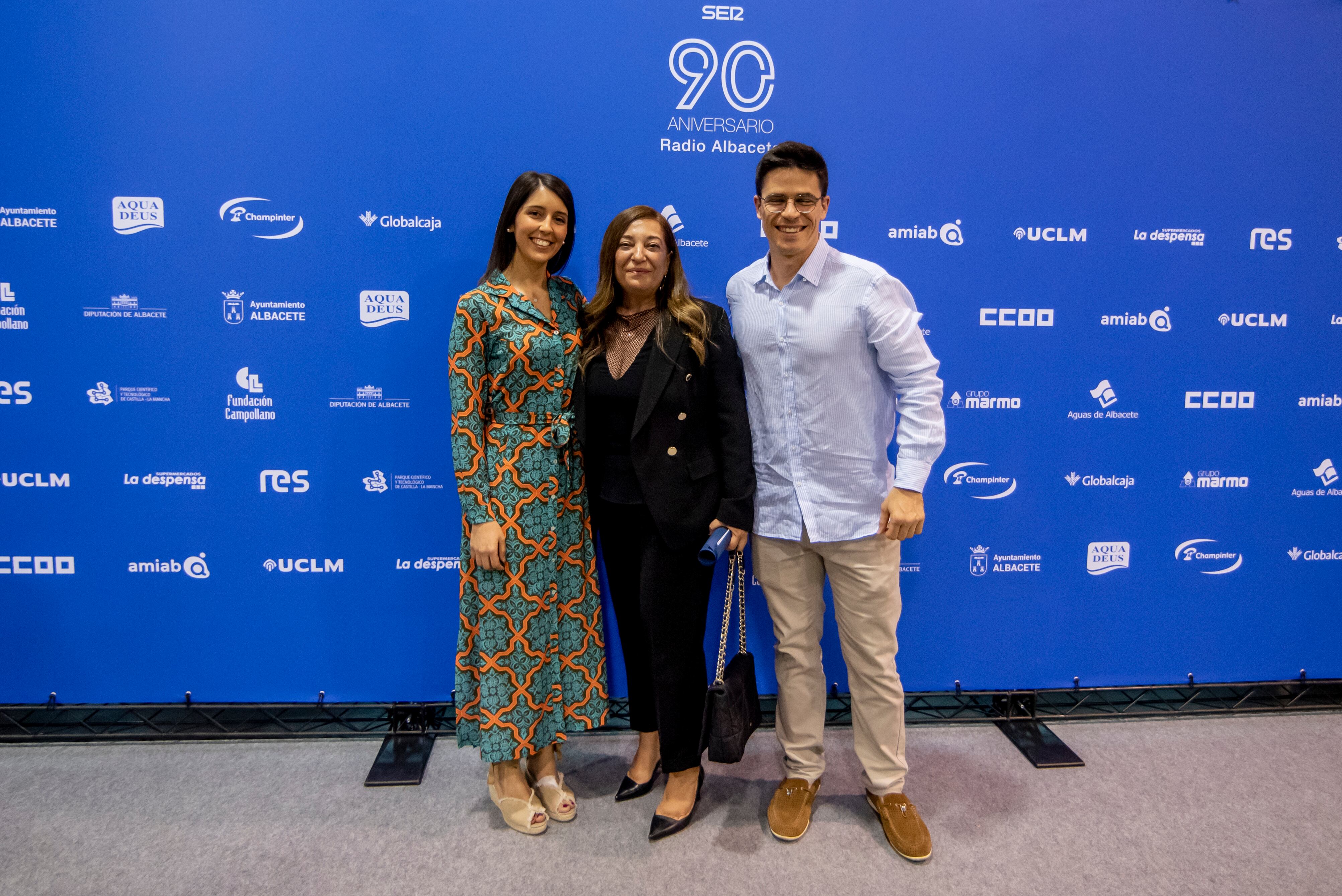 La nutricionista Blanca Alejandra López, de Nutriboti, y su acompañante, Ignacio Casanova, con la directora de Radio Albacete, Justina Gómez.