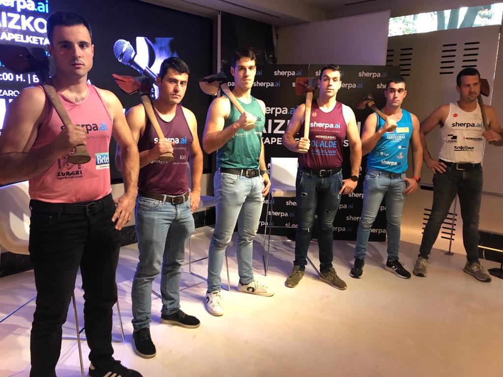 Los seis participantes masculinos posan en la presentación