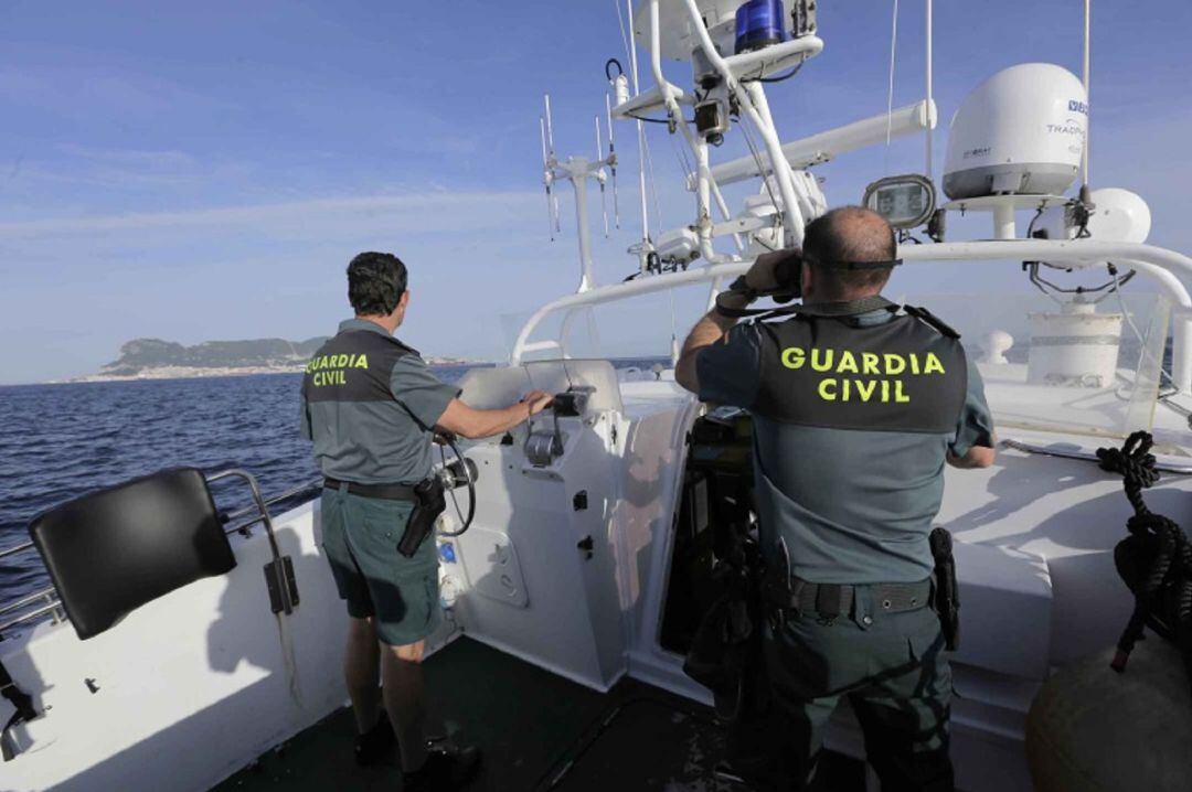 Agentes de Guardia Civil en el Estrecho.